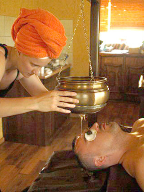 Masaż shirodhara 60 minut